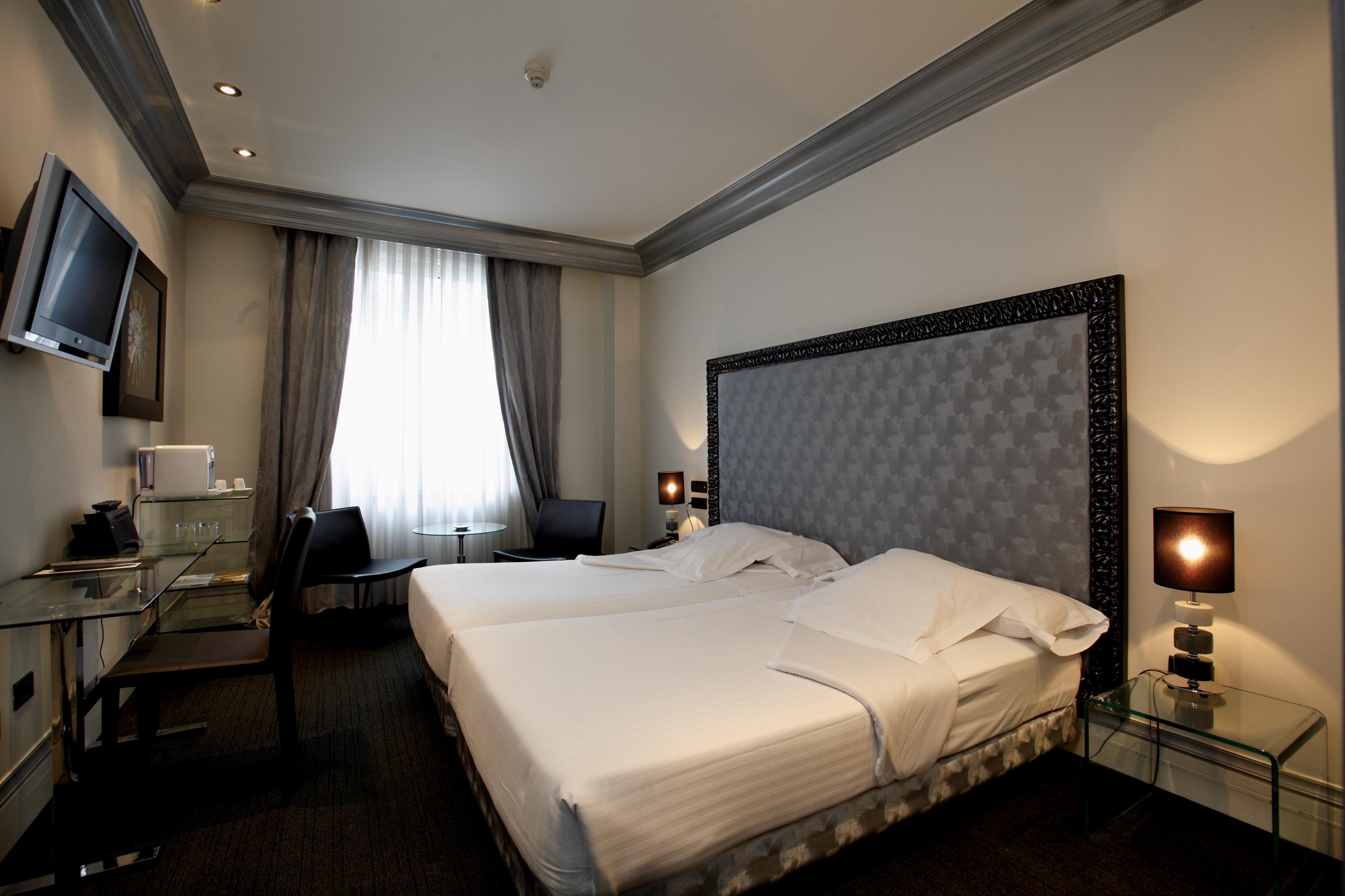 Hotel Lopez De Haro Bilbao Eksteriør billede A room at the hotel