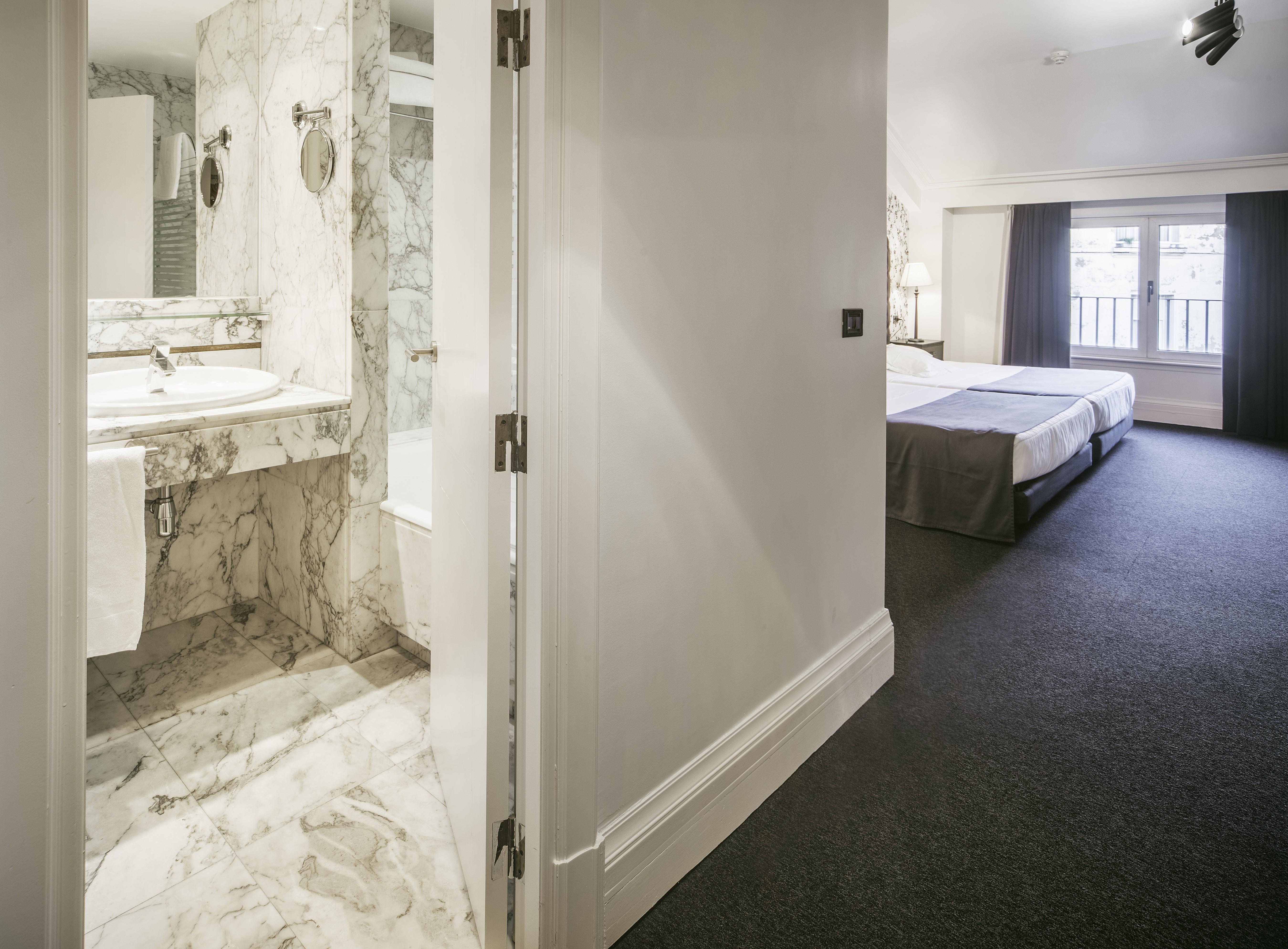 Hotel Lopez De Haro Bilbao Eksteriør billede A room at the hotel