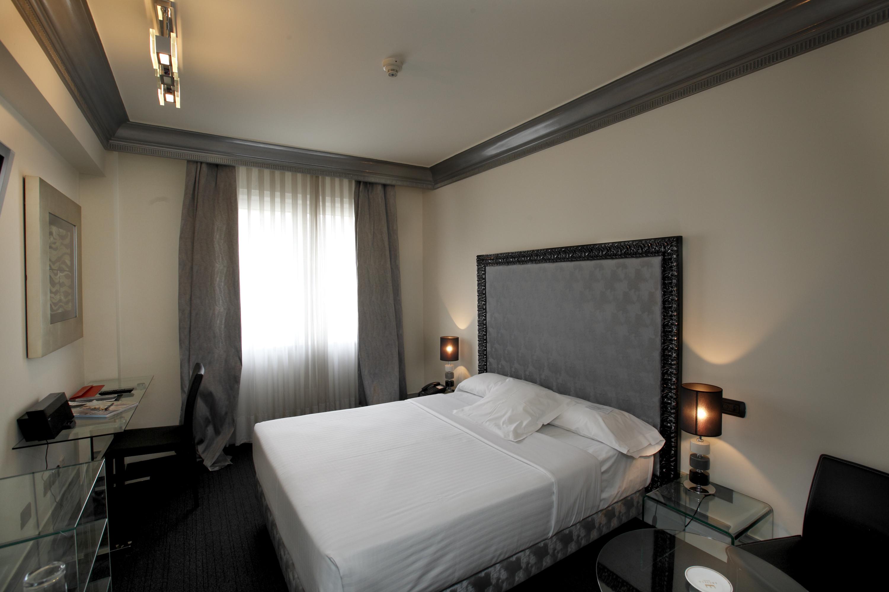Hotel Lopez De Haro Bilbao Eksteriør billede A room at the hotel
