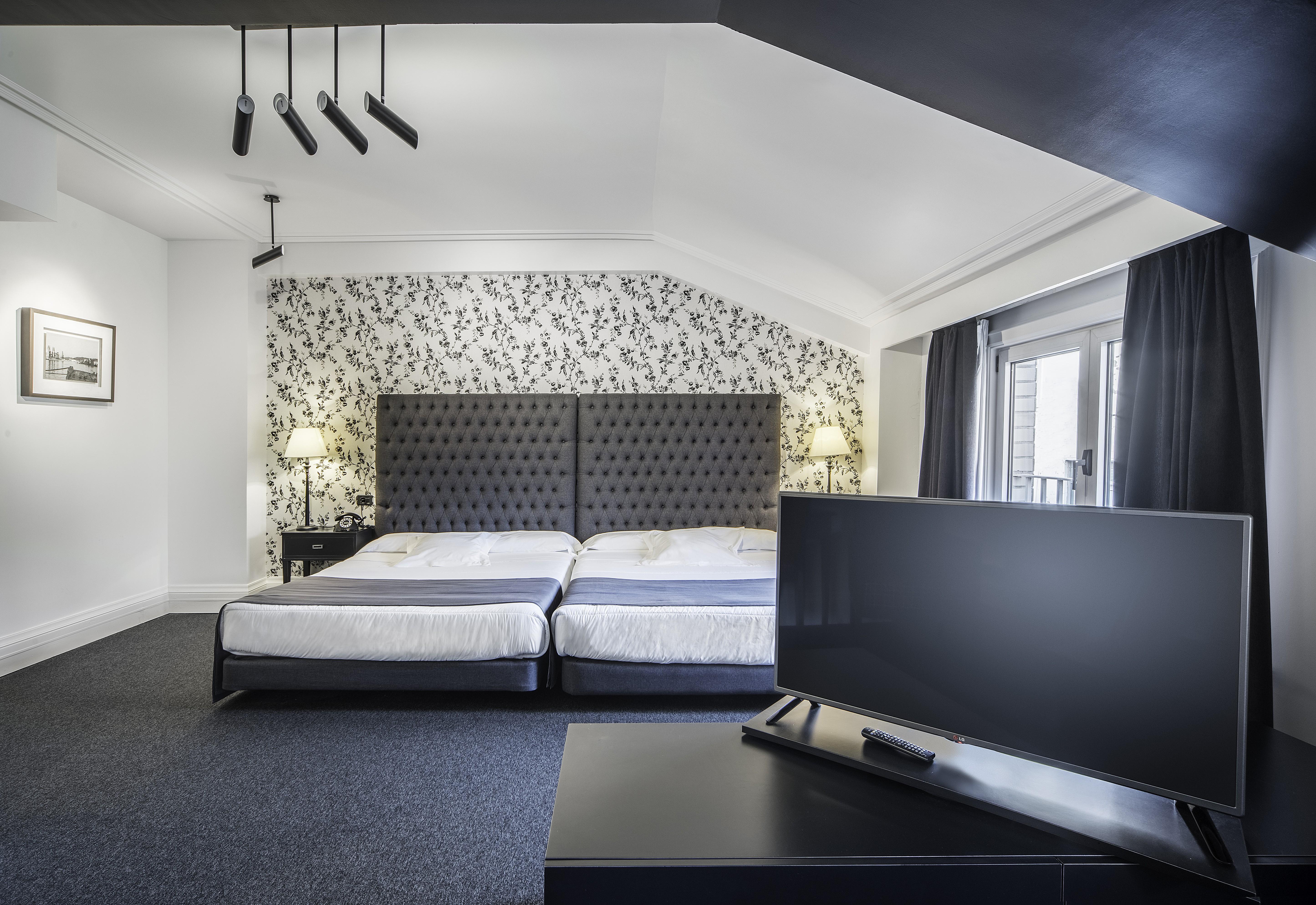 Hotel Lopez De Haro Bilbao Eksteriør billede A room at the hotel