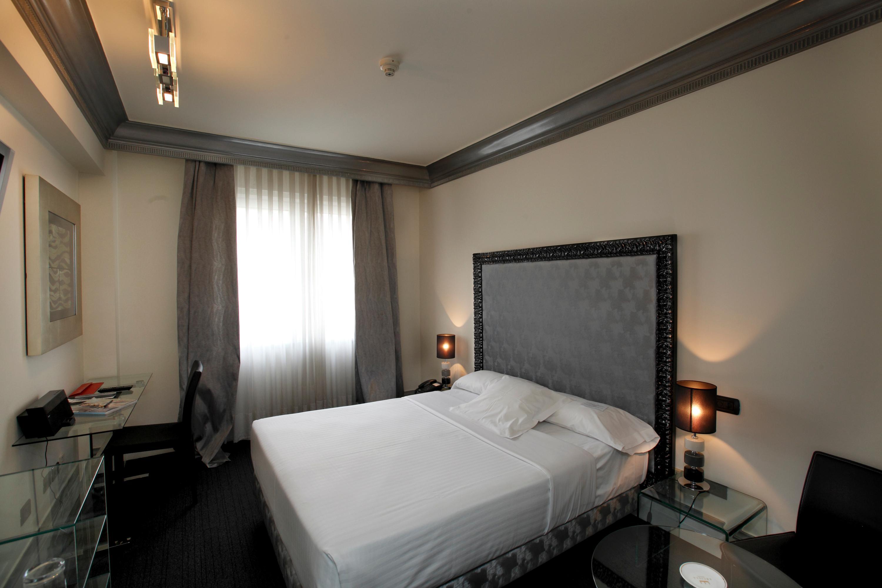 Hotel Lopez De Haro Bilbao Eksteriør billede A room at the hotel