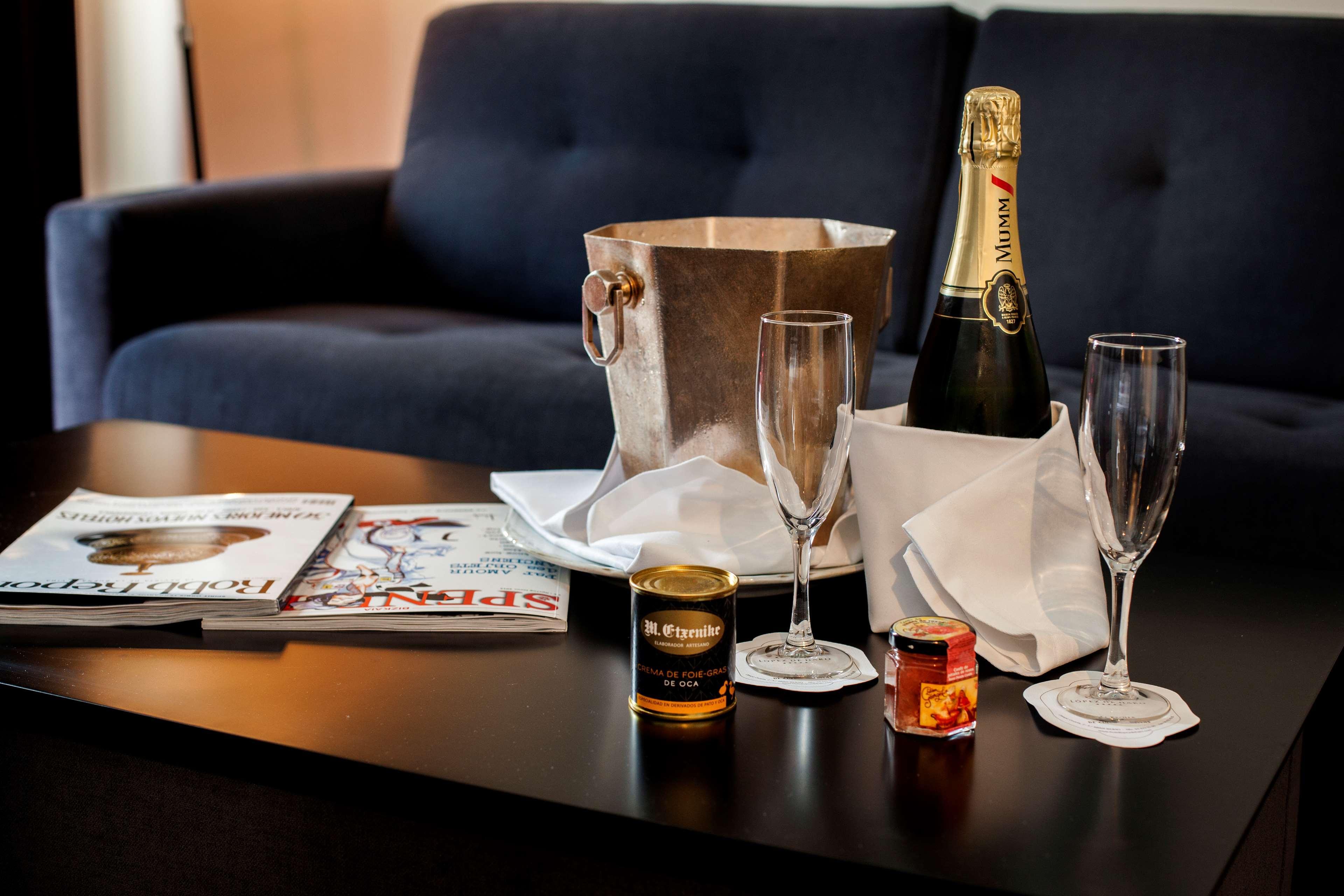 Hotel Lopez De Haro Bilbao Eksteriør billede Champagne and honey