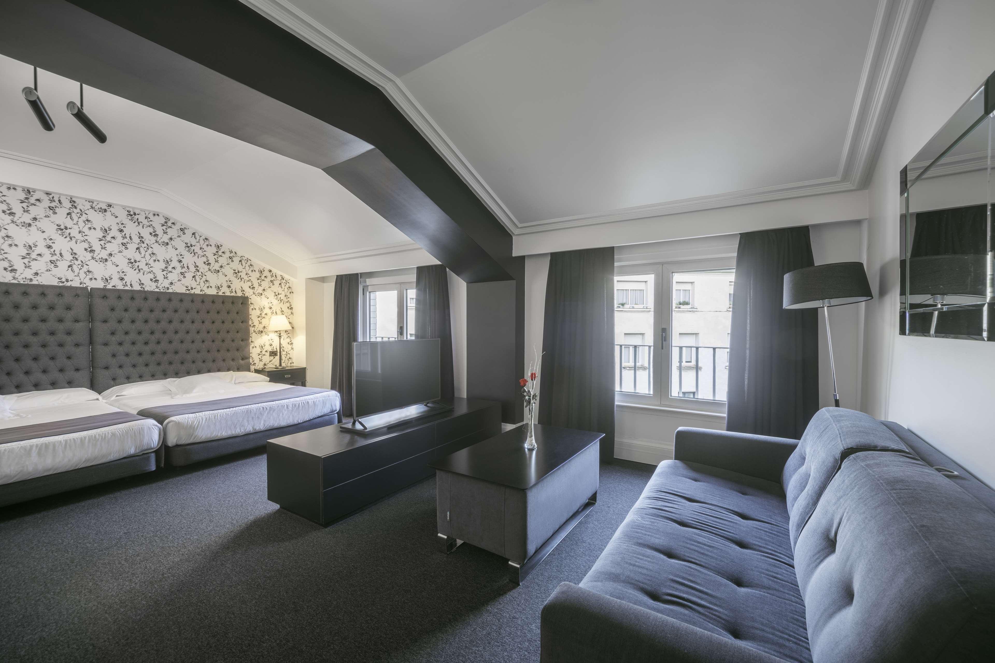 Hotel Lopez De Haro Bilbao Eksteriør billede Suite
