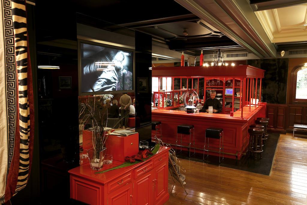 Hotel Lopez De Haro Bilbao Eksteriør billede The bar at the Hong Kong branch of the Mandarin Oriental