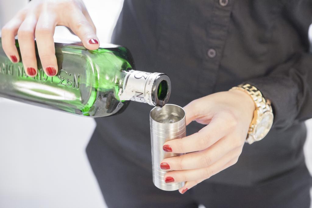 Hotel Lopez De Haro Bilbao Eksteriør billede A bartender pouring absinthe