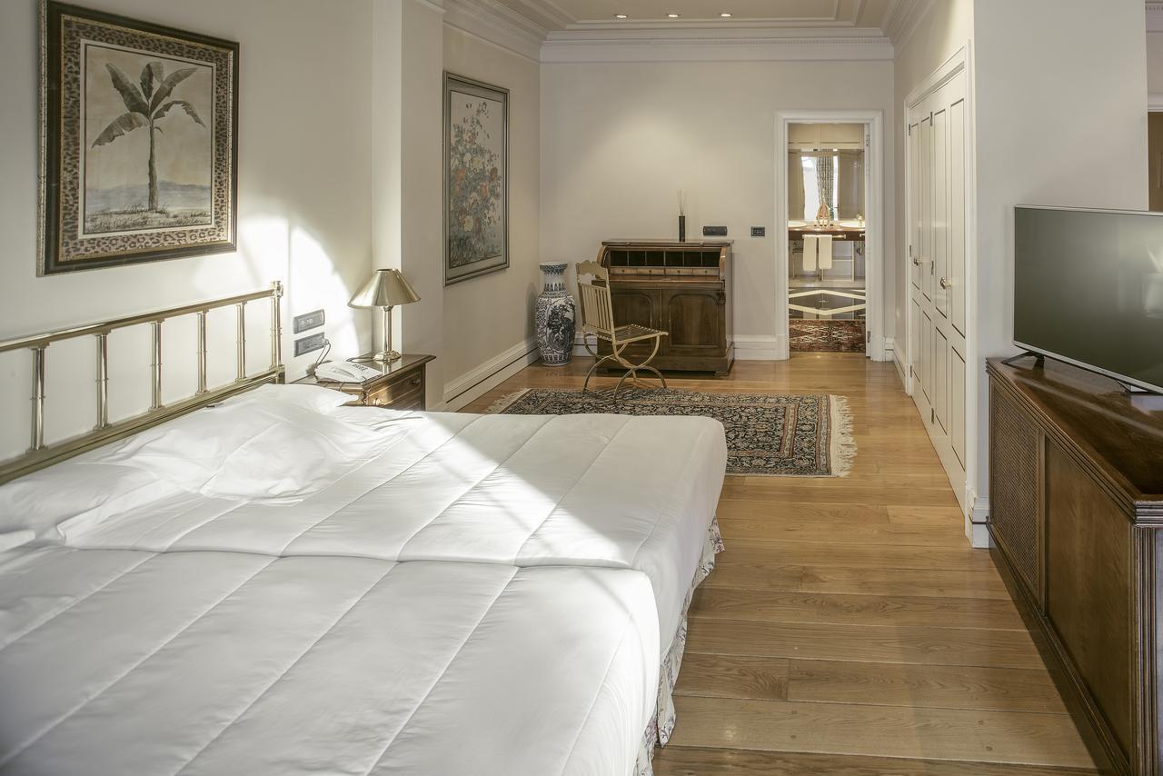Hotel Lopez De Haro Bilbao Eksteriør billede A room at the hotel