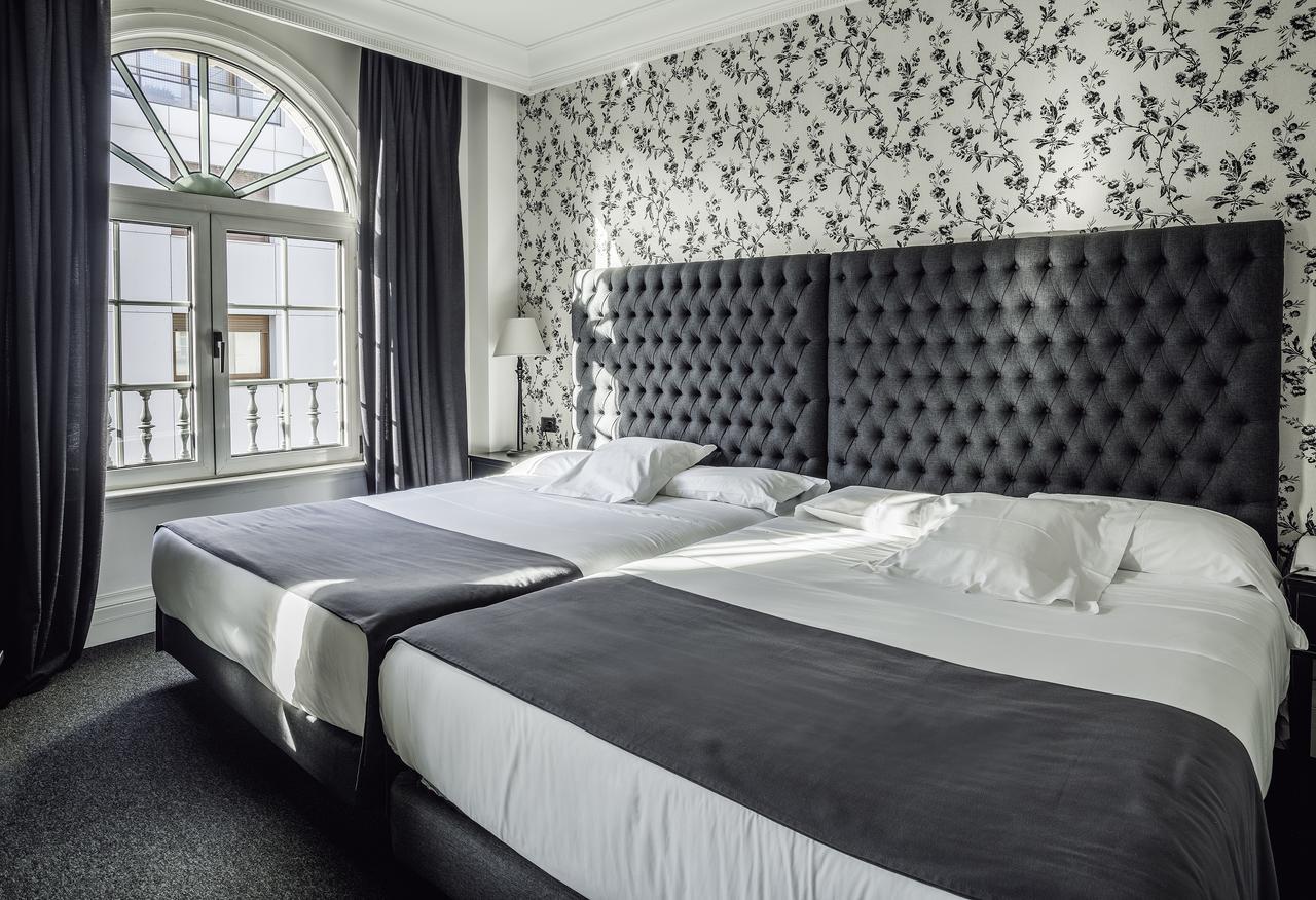 Hotel Lopez De Haro Bilbao Eksteriør billede A room at the Hotel Indigo Barcelona
